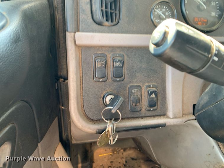 image for item JT9735 2011 Peterbilt  365 oil distributor truck