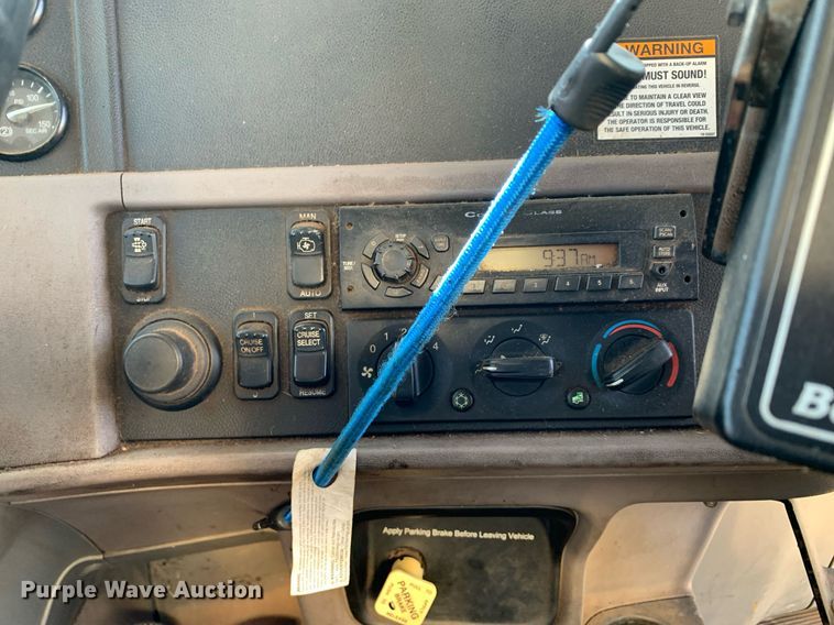 image for item JT9735 2011 Peterbilt  365 oil distributor truck