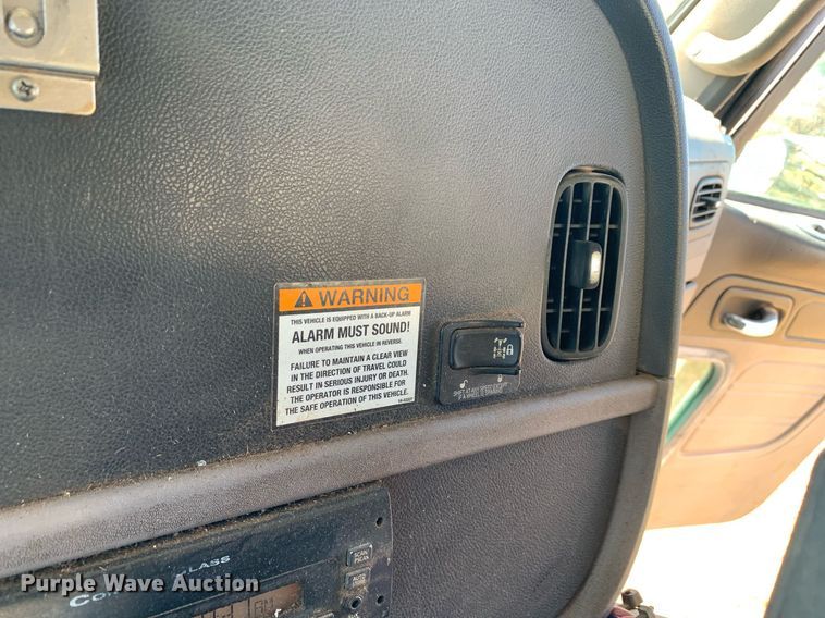 image for item JT9735 2011 Peterbilt  365 oil distributor truck