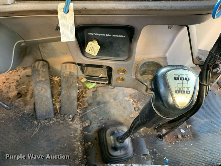 image for item JT9735 2011 Peterbilt  365 oil distributor truck