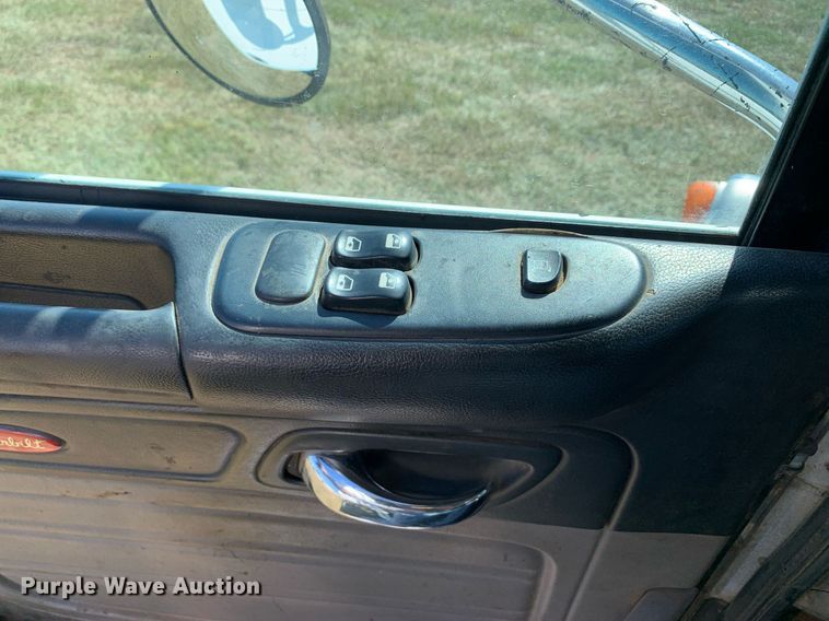 image for item JT9735 2011 Peterbilt  365 oil distributor truck