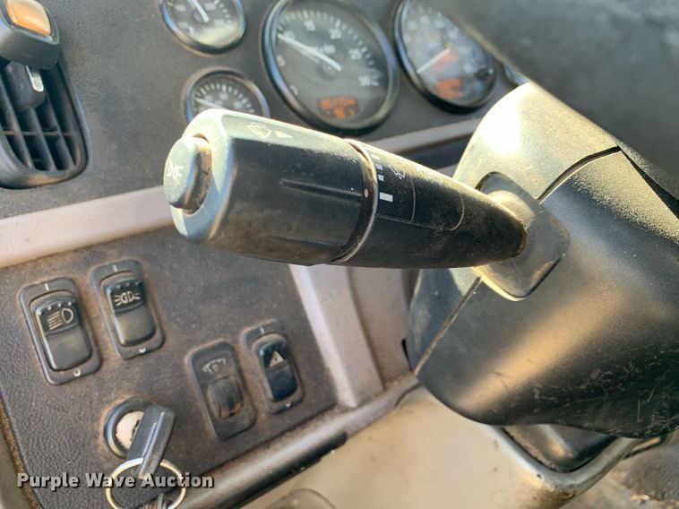 image for item JT9735 2011 Peterbilt  365 oil distributor truck