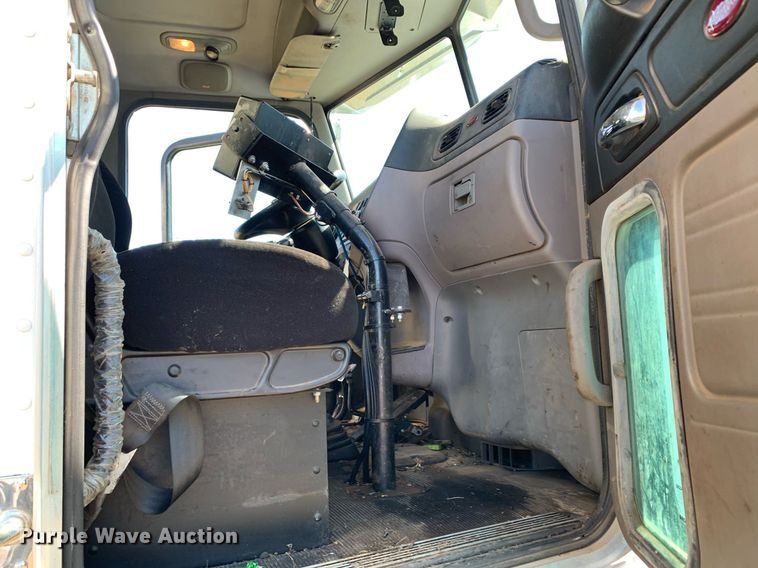 image for item JT9735 2011 Peterbilt  365 oil distributor truck