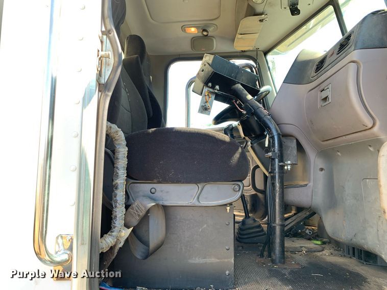 image for item JT9735 2011 Peterbilt  365 oil distributor truck