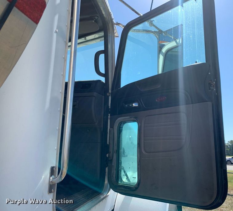 image for item JT9735 2011 Peterbilt  365 oil distributor truck