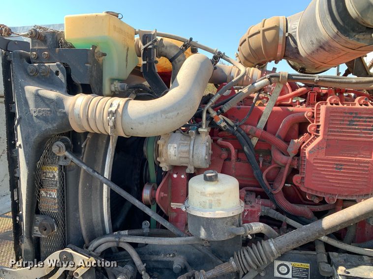 image for item JT9735 2011 Peterbilt  365 oil distributor truck