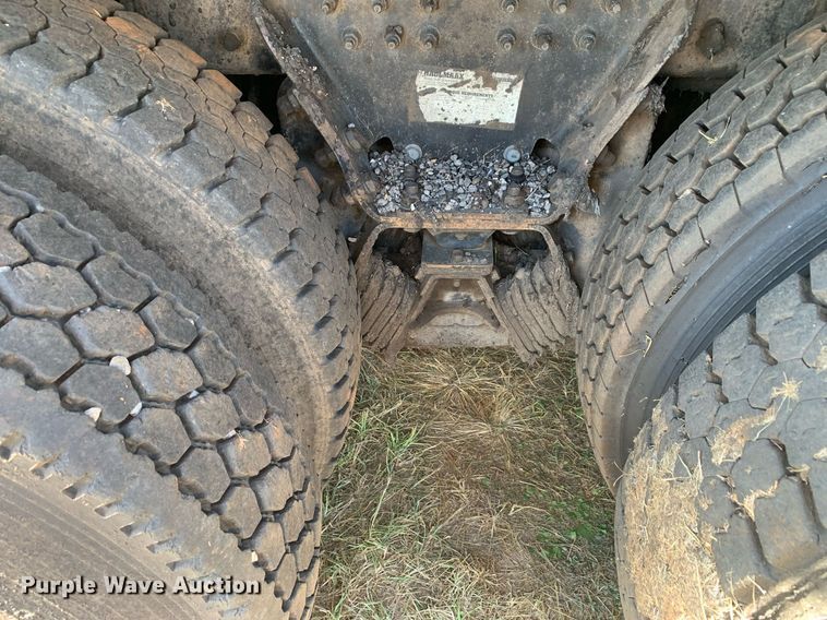 image for item JT9735 2011 Peterbilt  365 oil distributor truck