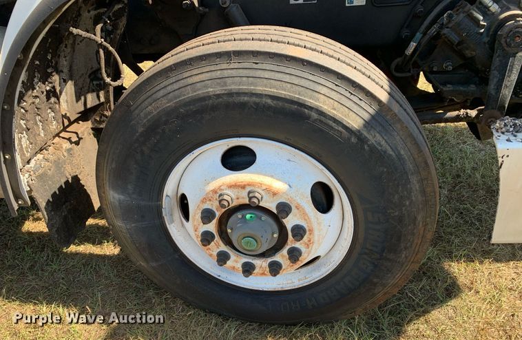 image for item JT9735 2011 Peterbilt  365 oil distributor truck