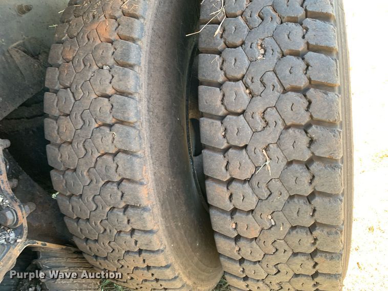 image for item JT9735 2011 Peterbilt  365 oil distributor truck