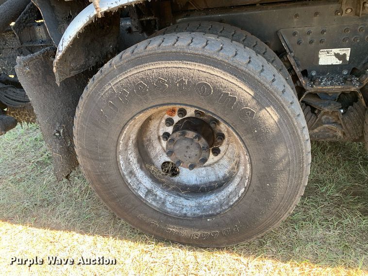 image for item JT9735 2011 Peterbilt  365 oil distributor truck