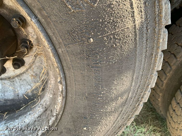 image for item JT9735 2011 Peterbilt  365 oil distributor truck