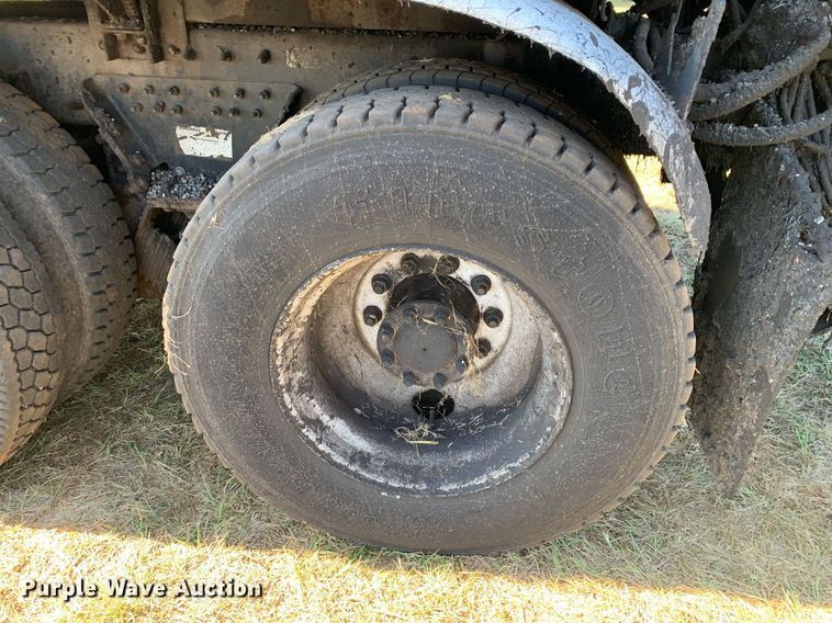 image for item JT9735 2011 Peterbilt  365 oil distributor truck