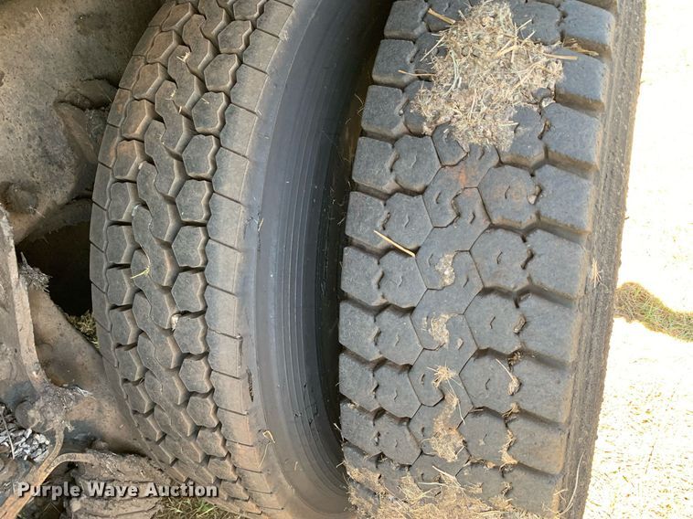 image for item JT9735 2011 Peterbilt  365 oil distributor truck