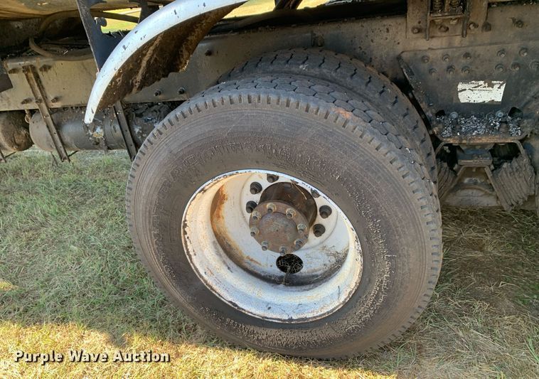 image for item JT9735 2011 Peterbilt  365 oil distributor truck