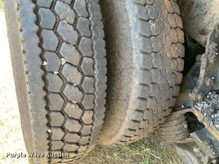 image for item JT9735 2011 Peterbilt  365 oil distributor truck