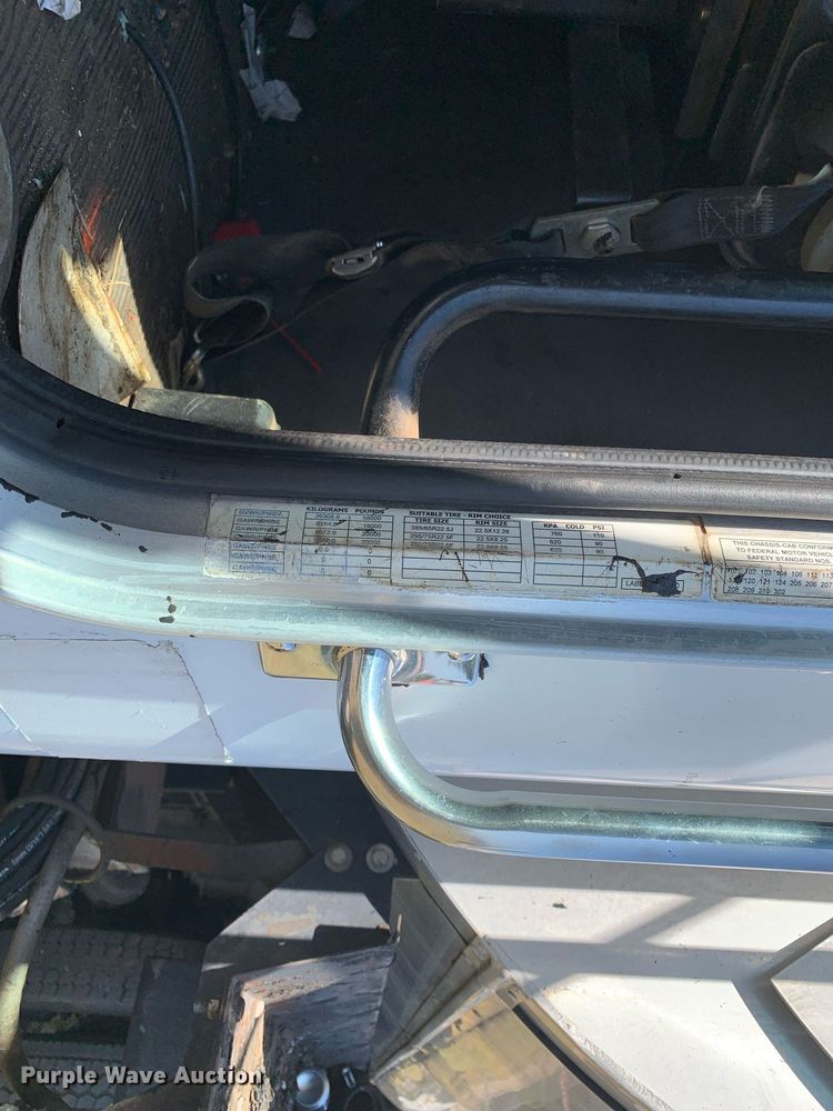 image for item JT9735 2011 Peterbilt  365 oil distributor truck