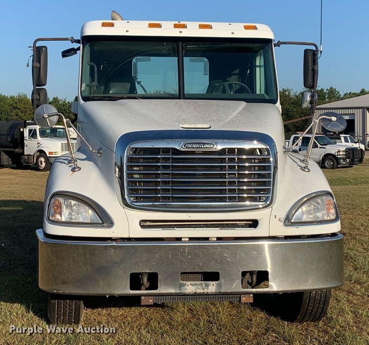 image for item JT9736 2005 Freightliner  Columbia  semi truck