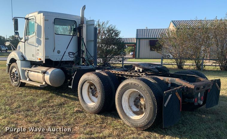 image for item JT9736 2005 Freightliner  Columbia  semi truck