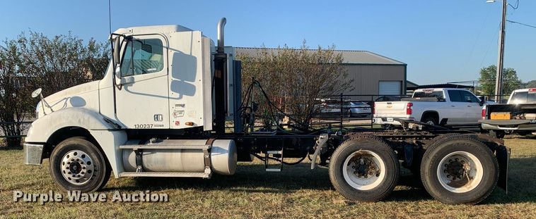 image for item JT9736 2005 Freightliner  Columbia  semi truck