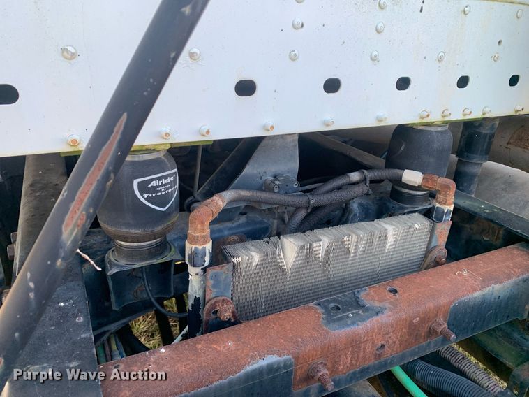 image for item JT9736 2005 Freightliner  Columbia  semi truck