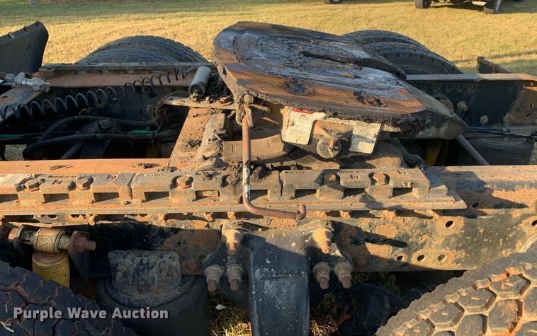 image for item JT9736 2005 Freightliner  Columbia  semi truck