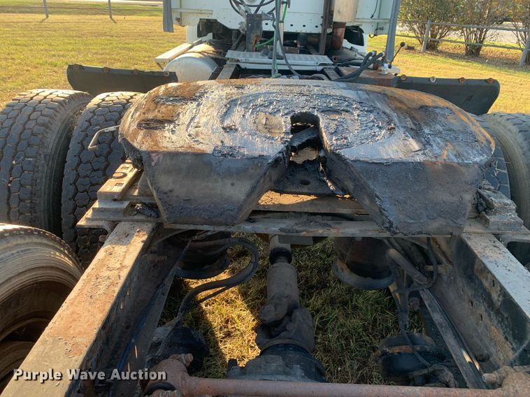 image for item JT9736 2005 Freightliner  Columbia  semi truck