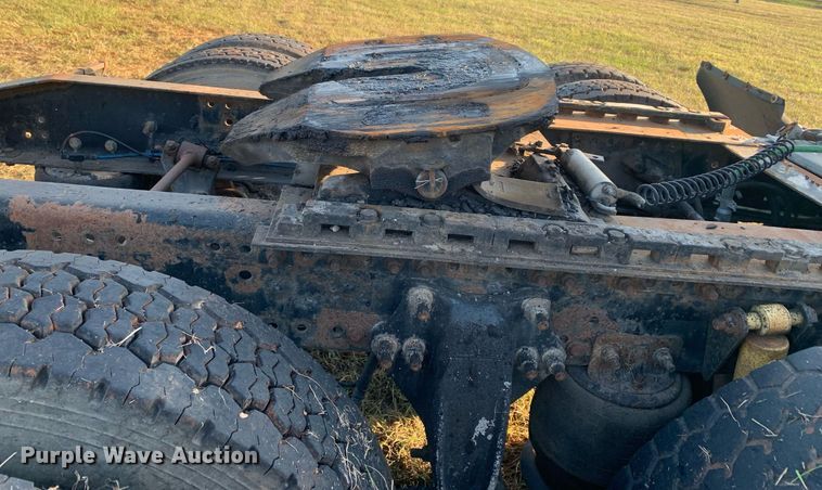 image for item JT9736 2005 Freightliner  Columbia  semi truck