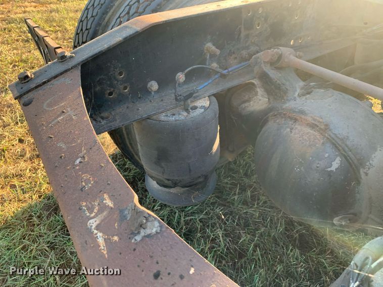 image for item JT9736 2005 Freightliner  Columbia  semi truck