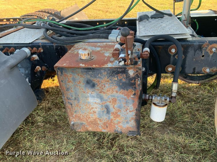 image for item JT9736 2005 Freightliner  Columbia  semi truck