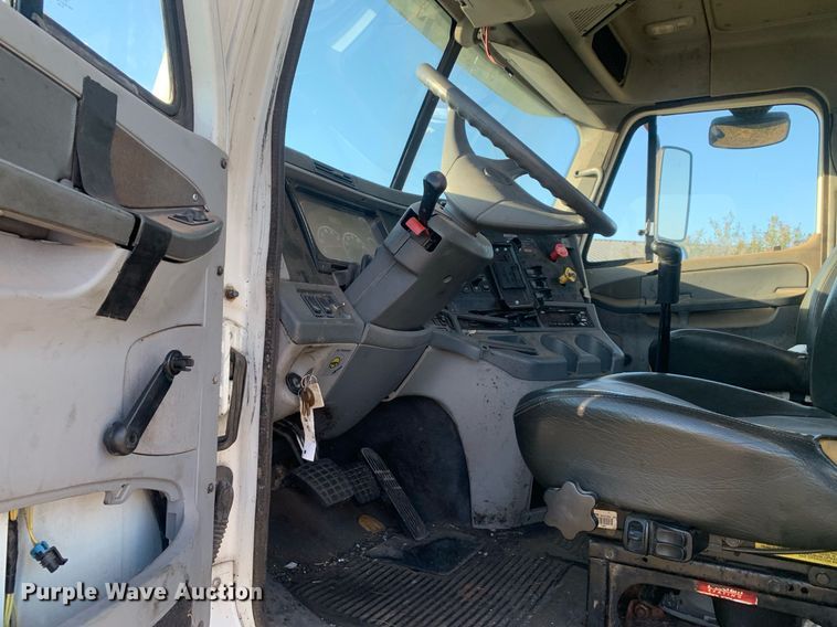 image for item JT9736 2005 Freightliner  Columbia  semi truck