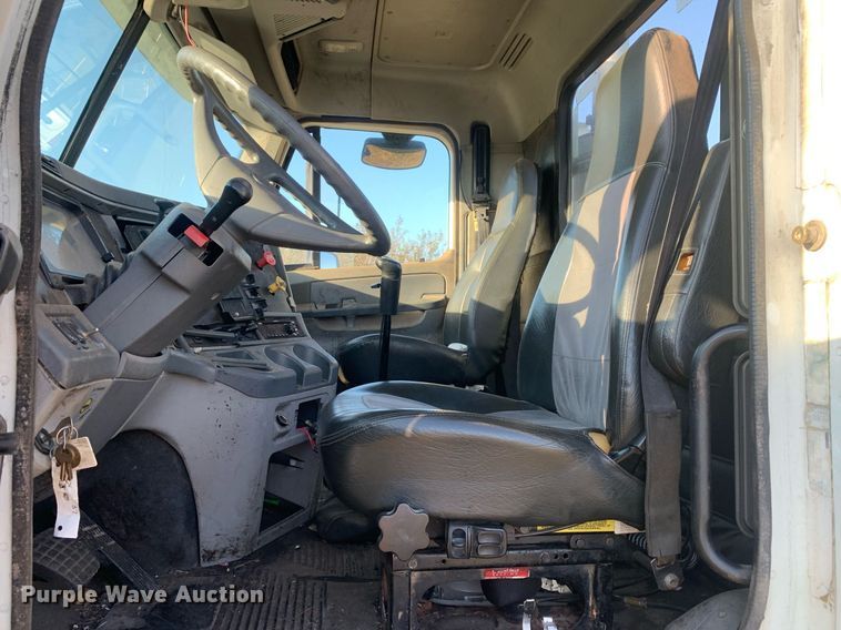 image for item JT9736 2005 Freightliner  Columbia  semi truck