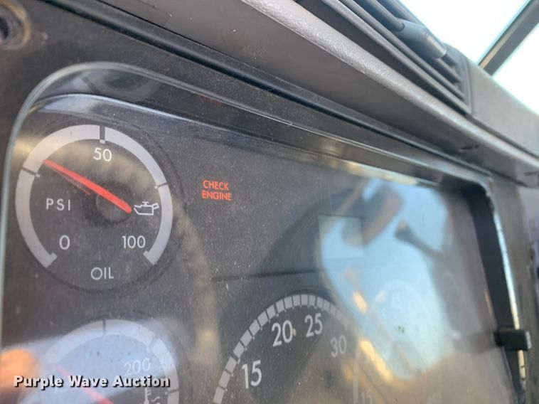 image for item JT9736 2005 Freightliner  Columbia  semi truck