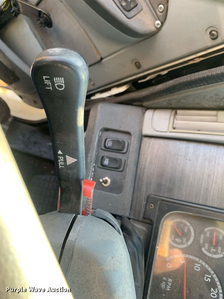 image for item JT9736 2005 Freightliner  Columbia  semi truck