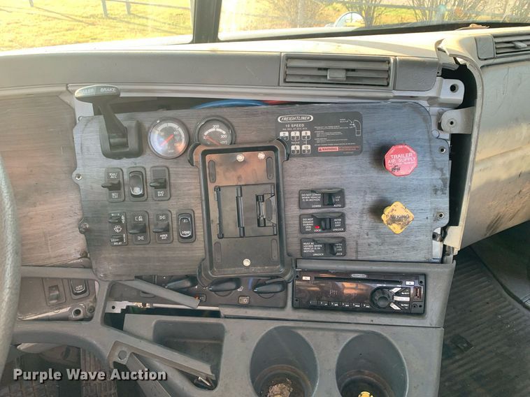 image for item JT9736 2005 Freightliner  Columbia  semi truck