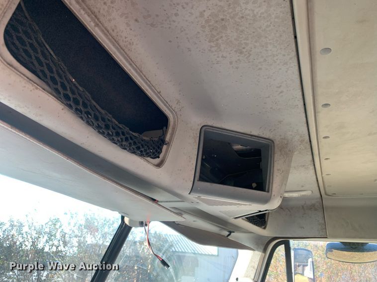 image for item JT9736 2005 Freightliner  Columbia  semi truck