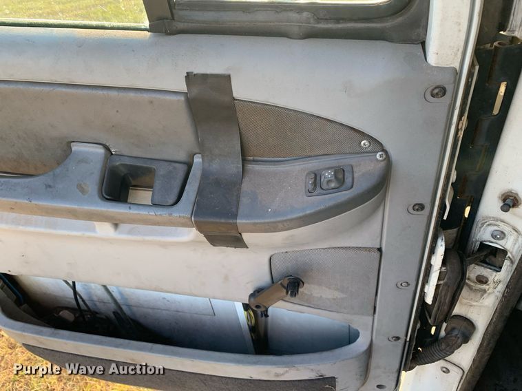 image for item JT9736 2005 Freightliner  Columbia  semi truck