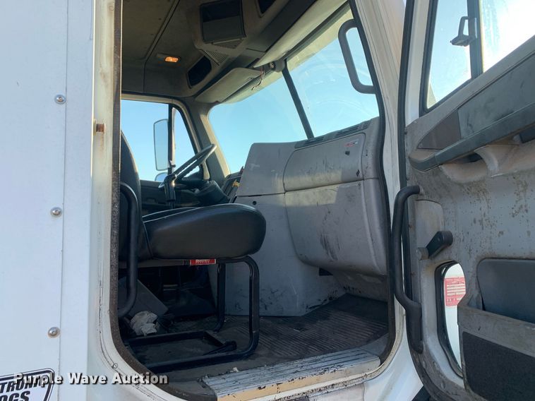 image for item JT9736 2005 Freightliner  Columbia  semi truck