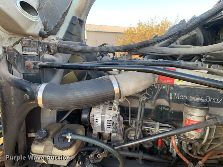 image for item JT9736 2005 Freightliner  Columbia  semi truck