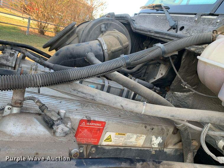 image for item JT9736 2005 Freightliner  Columbia  semi truck