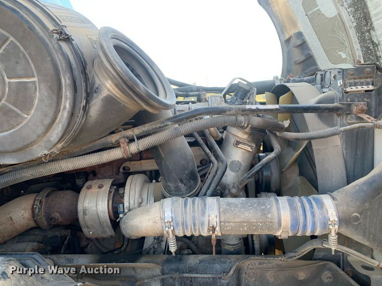 image for item JT9736 2005 Freightliner  Columbia  semi truck