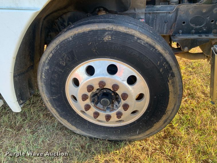 image for item JT9736 2005 Freightliner  Columbia  semi truck