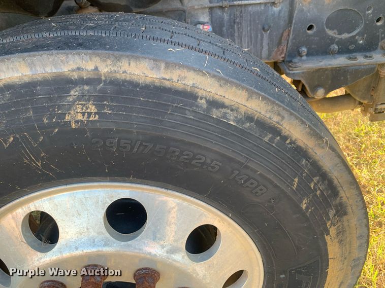 image for item JT9736 2005 Freightliner  Columbia  semi truck