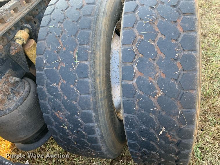 image for item JT9736 2005 Freightliner  Columbia  semi truck