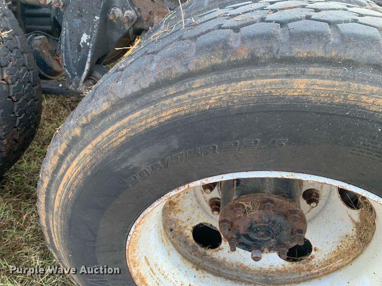 image for item JT9736 2005 Freightliner  Columbia  semi truck