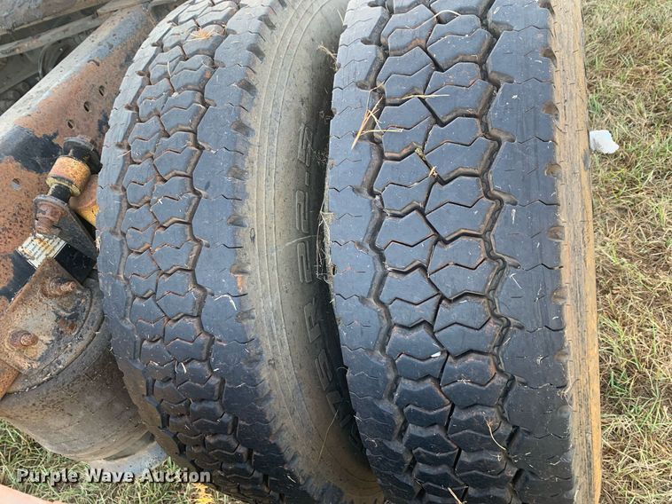 image for item JT9736 2005 Freightliner  Columbia  semi truck