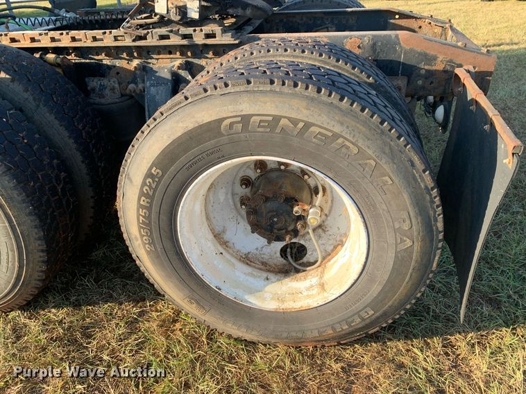 image for item JT9736 2005 Freightliner  Columbia  semi truck