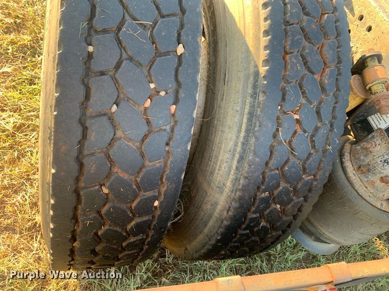 image for item JT9736 2005 Freightliner  Columbia  semi truck