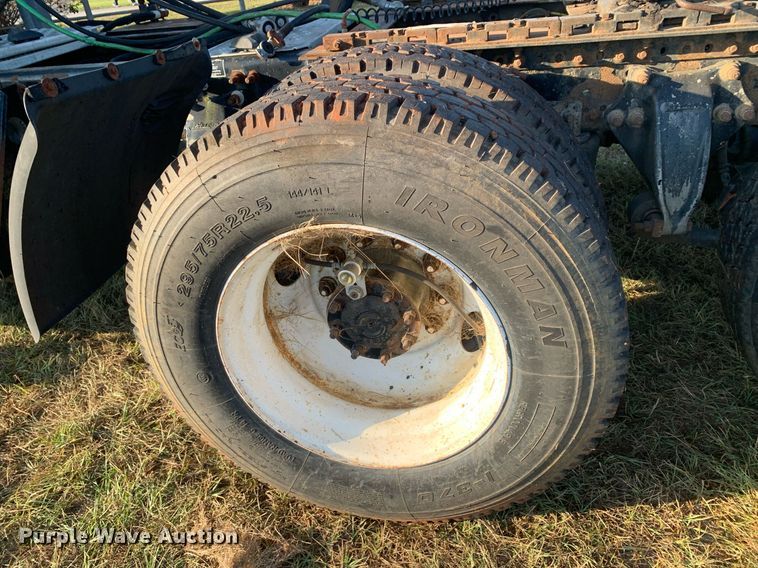 image for item JT9736 2005 Freightliner  Columbia  semi truck