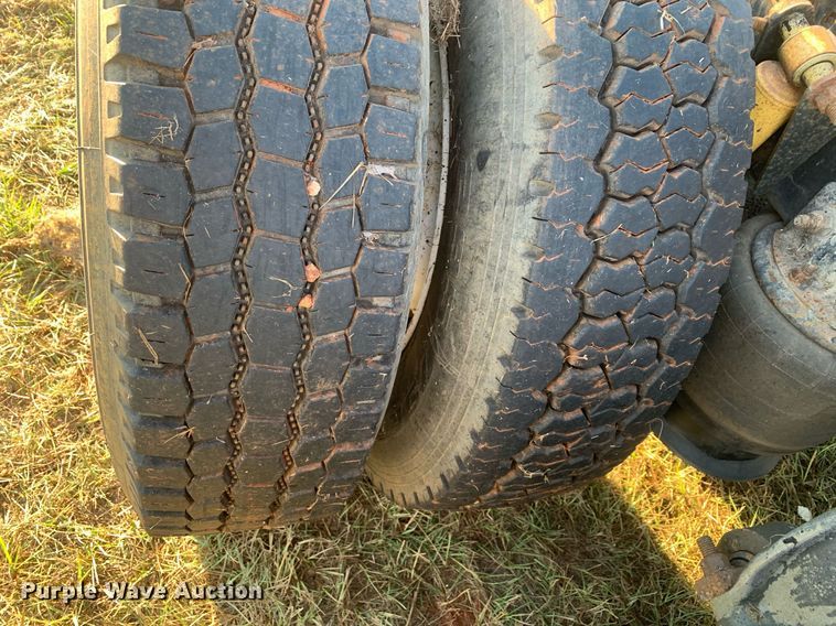 image for item JT9736 2005 Freightliner  Columbia  semi truck