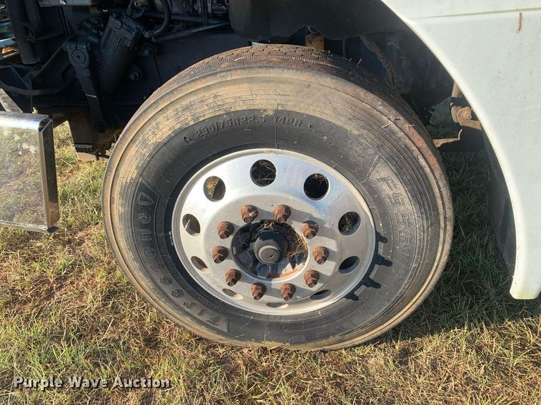 image for item JT9736 2005 Freightliner  Columbia  semi truck